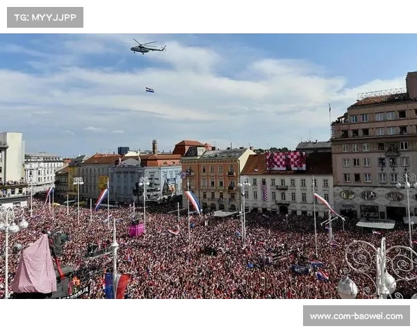 克罗地亚广场投影比赛实况，球迷燃放烟花庆祝晋级
